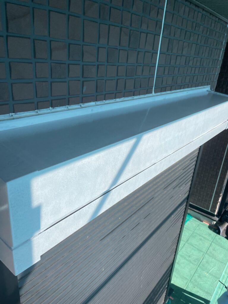 シャッターボックス下塗り<br />
（ハウスメーカー特有の塩ビ鋼板でしたので、塩ビ鋼板用の下塗りを塗りました。）